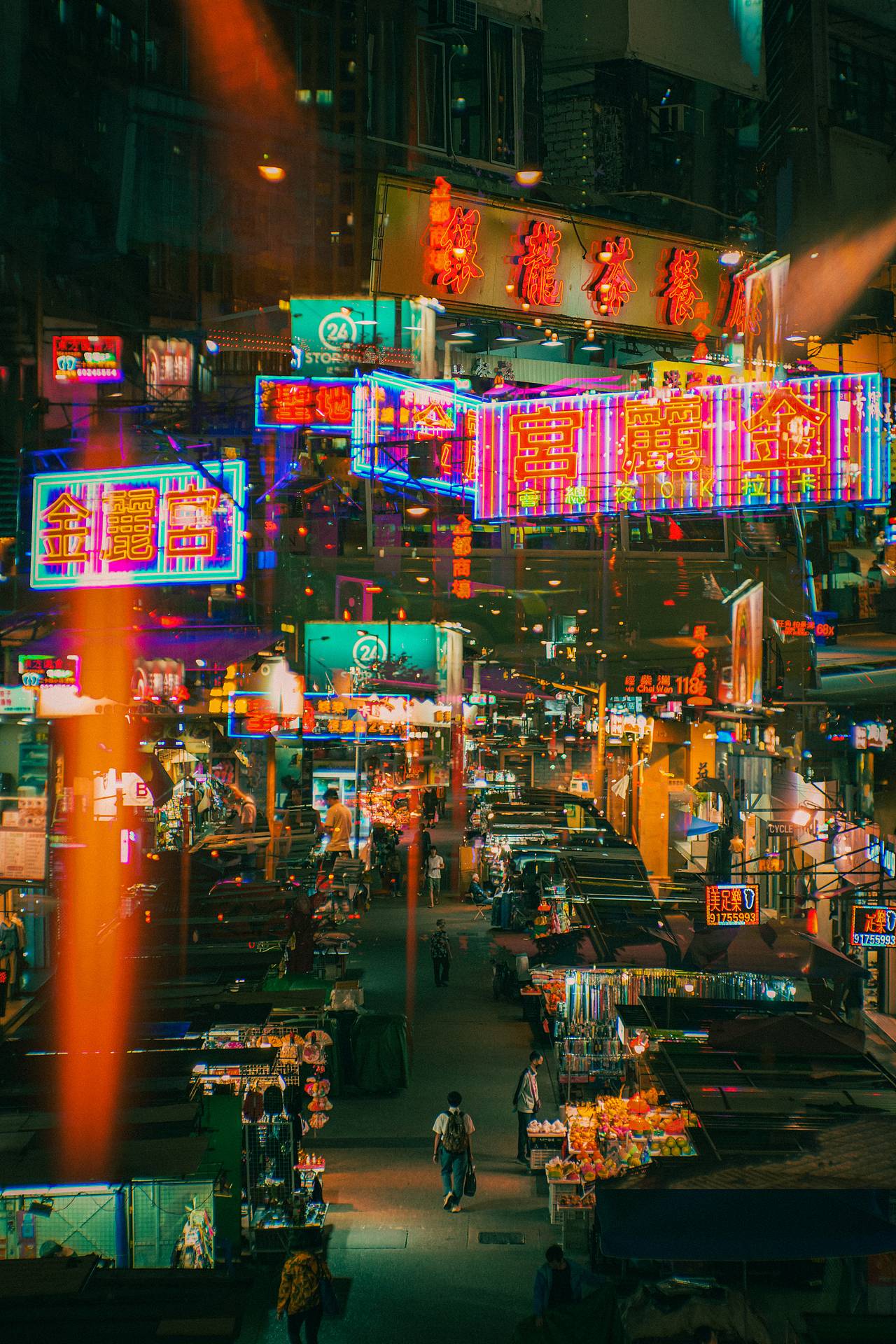 最大光圈 f/2.0 － 可以实现美丽的浅景深和出色的低光拍摄。