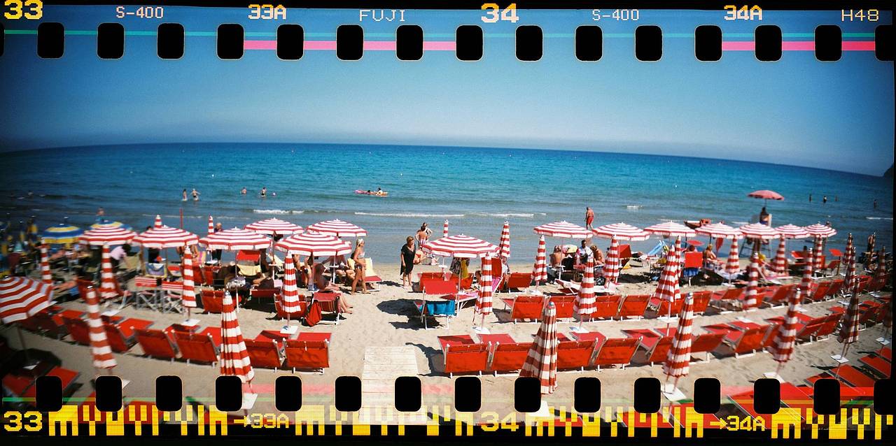 有着独特的 1:3 全景拍摄比例 － 以 Sprocket Rocket 全景胶片相机的 30 mm 广角镜头拍摄 106° 的全景照，用尽每寸胶片探索世界！