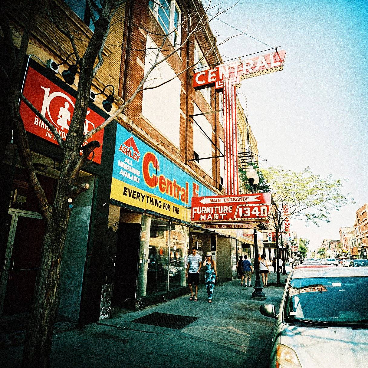 柳条公园社区（Wicker Park） 是芝加哥最上镜的街区之一。在这里参加完活动后，不妨绕远路回家，看看街角藏着什么——那种艺术气息会让这片区域成为很适合拍照的地方。带上一台相机和一卷 LomoChrome Classicolor ISO 200 135 经典版彩色负片胶卷或 LomoChrome Metropolis ISO 100–400 135 大都会胶卷，把身边的红色和不同色彩都记录下来。(Photo by foodbymark)