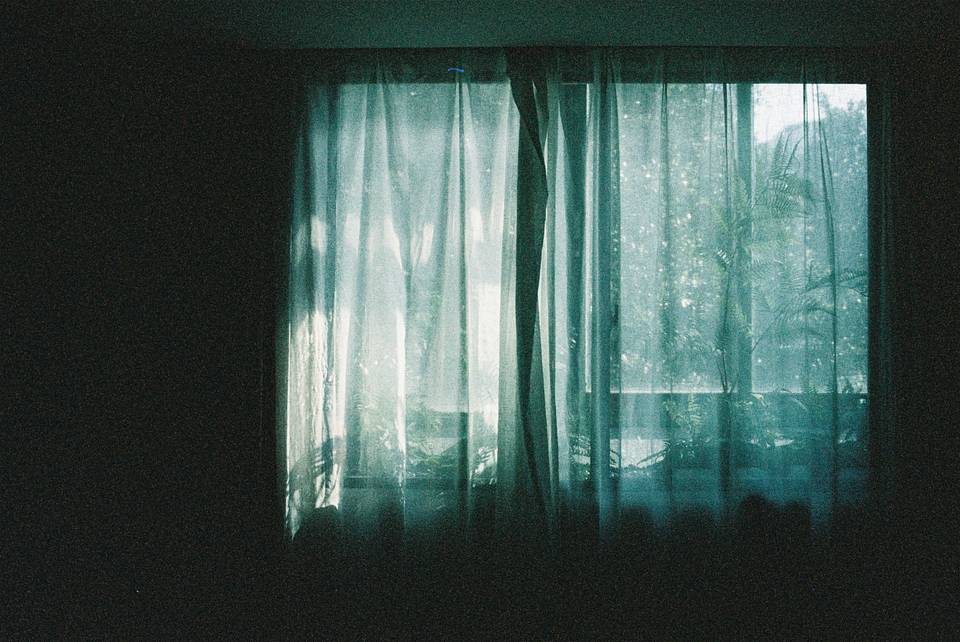 与 YE 捕捉生活中的柔软：共赴 LomoChrome Color '92 的一场日落漫游