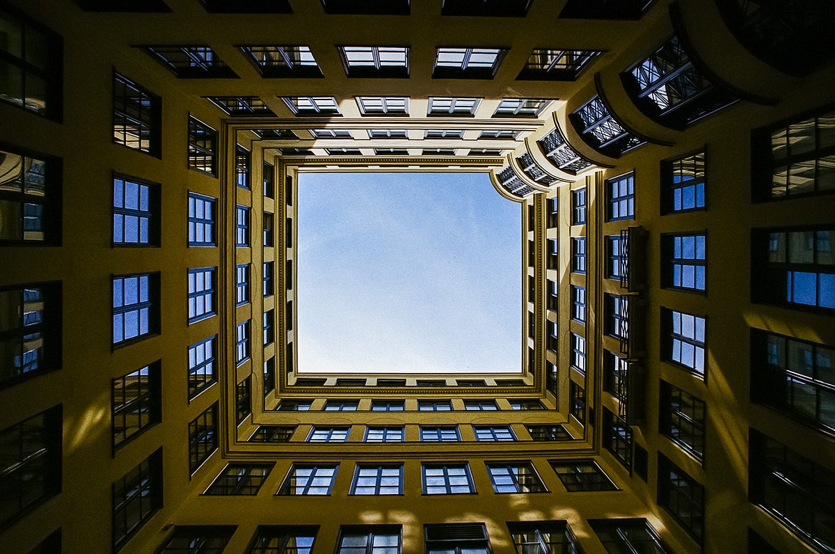 Lens: nikkor 20mm F2.8 AIS · Lomography