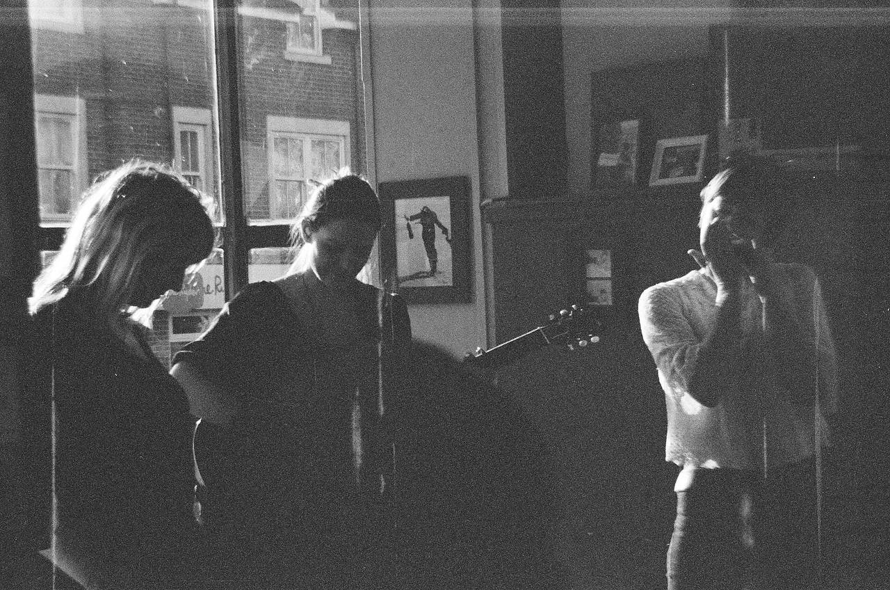 考利路 堪称牛津音乐发展的中心，像 Foals 和 Radiohead 这样的乐队都是在这里举办的首演。你还会发现 Truck Store ——一家超棒的独立唱片店和音乐演出场地。在这里，你可以在黑胶唱片的宝库里发现新艺术家，或者重温那些老歌。（Photo by ilikepeas ）