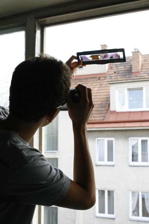 Digitalize your negatives the cheap way using the Lomography DigitaLIZA and a digital camera