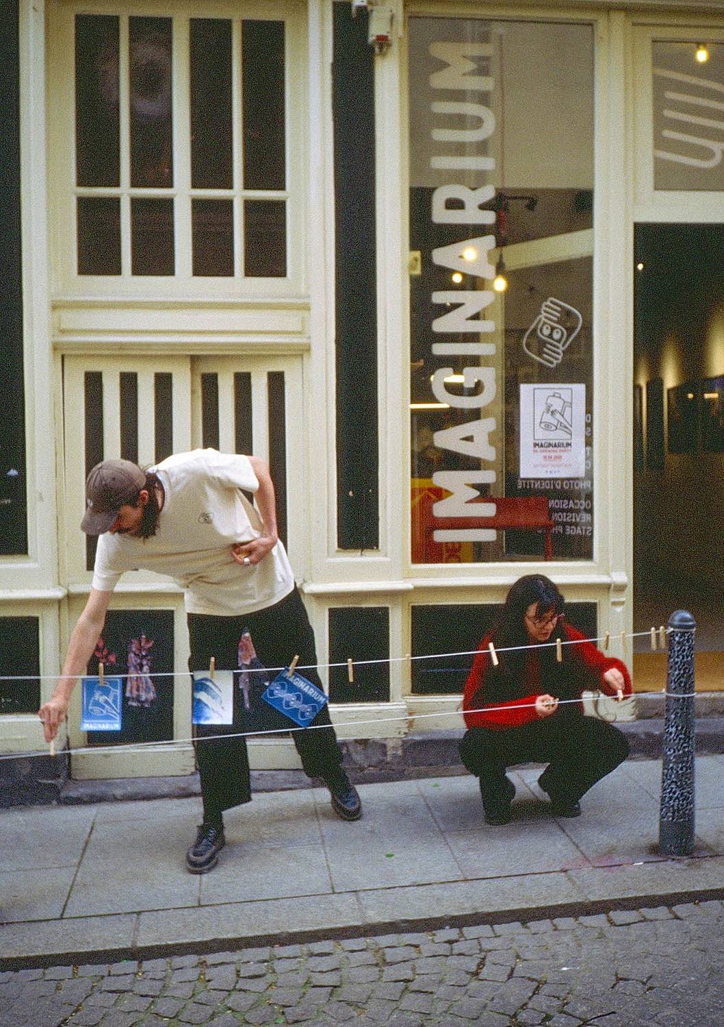 L’imaginarium 是一家小型胶片摄影店，可以在这里找到 Lomography 产品，也能淘到二手相机。店内还有一间展览室，可以欣赏到当地和外地摄影师的灵感之作。（Photo by lry12 ）