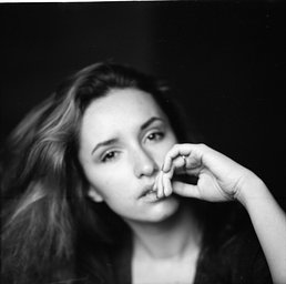 Lens: Carl Zeiss Jena Sonnar 180mm f/2.8 · Lomography