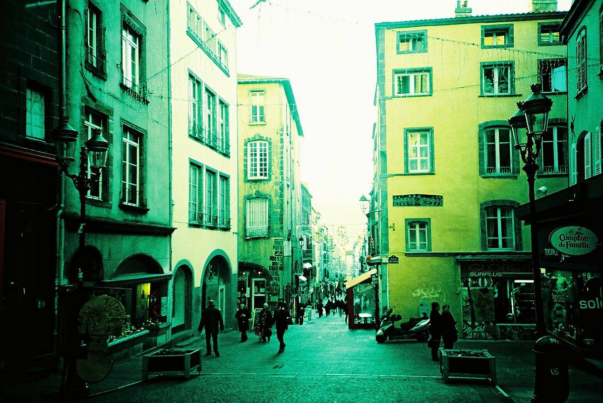 Rue des Gras 街是克莱蒙费朗最古老的街道之一，连接着热闹的 Place de Jaude 和教堂。街两旁开满了店铺和本地餐厅，很适合来一场不赶时间的扫街，慢慢感受日常的生活气息。(Photo by lry12 )