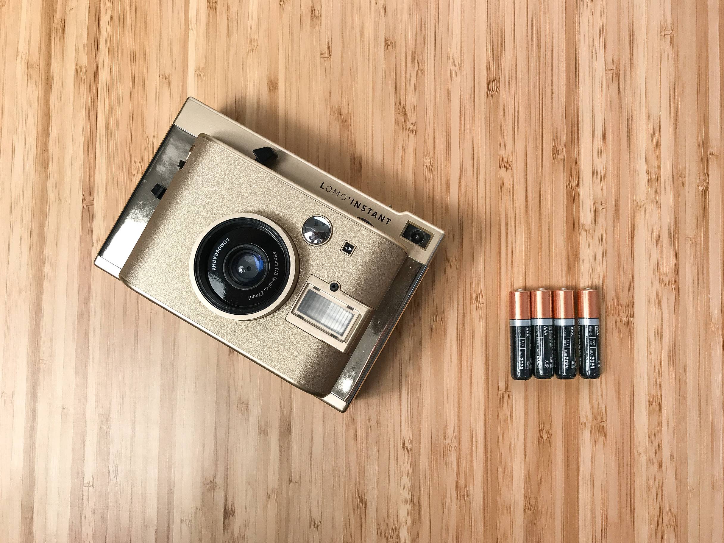 Lomo'Instant】電池安裝教學 · Lomography