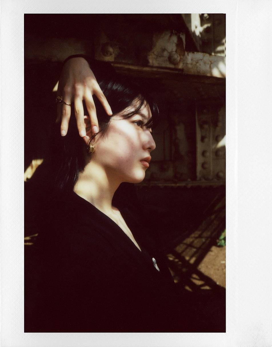 胶片摄影师 Namae 携全新 Lomo'Instant Wide Glass 宽幅玻璃镜头拍立得相机，定格璀璨人像瞬间
