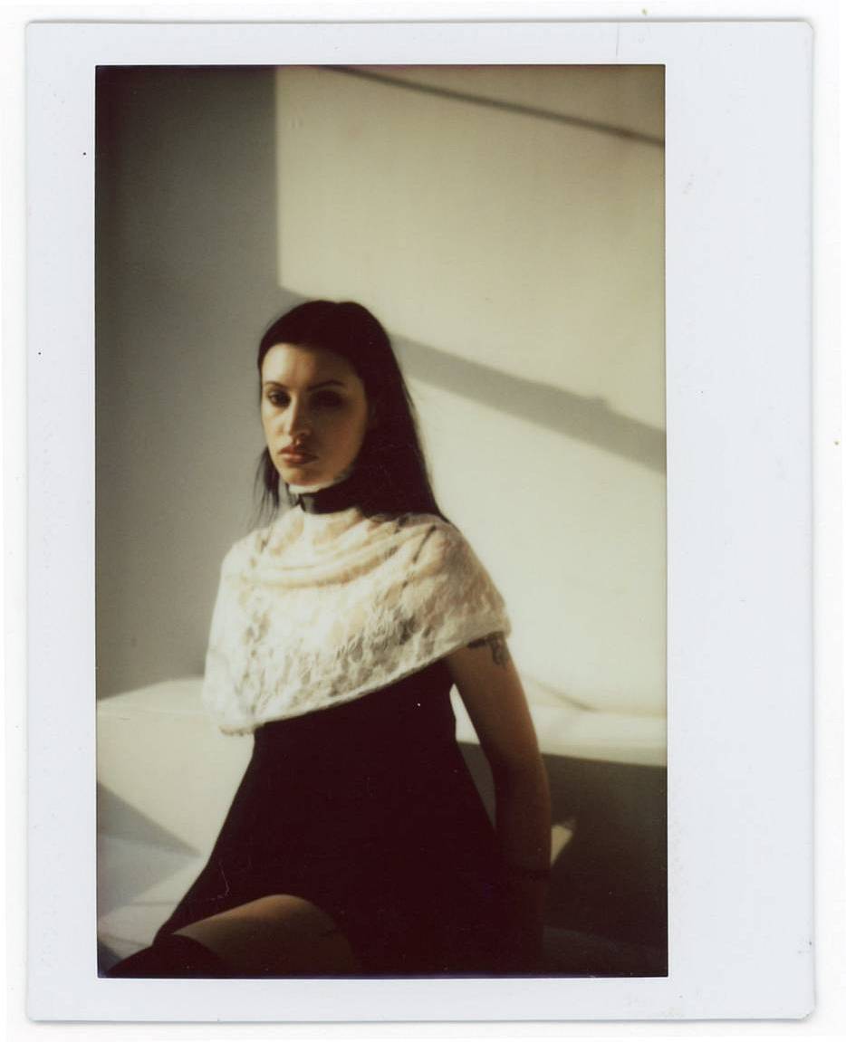 照片由 Mathilde Levistre 使用 Lomo'Instant Wide Glass 宽幅玻璃镜头拍立得相机拍摄；模特：Jenevieve Schlenz