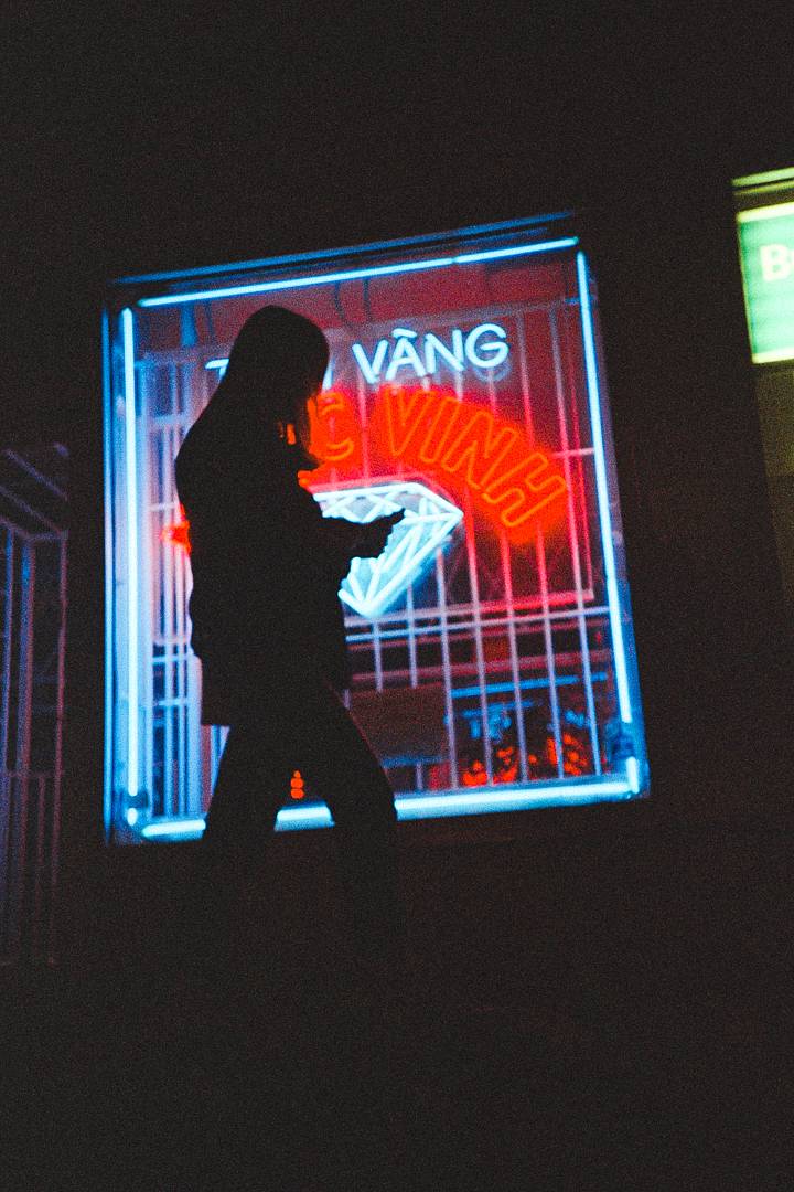 适用于弱光环境 － 只需一个不起眼的路灯、霓虹灯或是 Lomography Light Painter，就足以照亮你的画面。