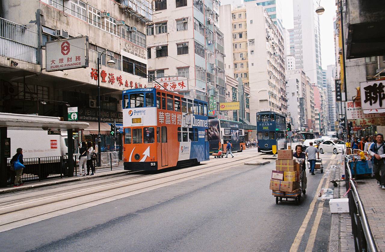 适合拍摄静态和动态摄影 － Lomogon 的广角焦距令更多背景部分中焦，因此非常适合拍摄静态和动态影像。你可尝试以不同的光圈拍摄，甚至转到中间位置，展现独特美学。