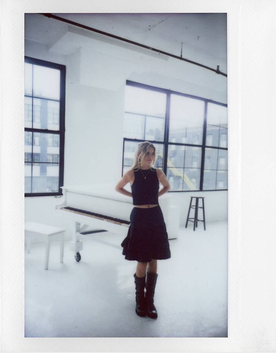 由 Mathilde Levistre 使用 Lomo'Instant Wide Glass 宽幅玻璃镜头拍立得相机拍摄；模特：Ethan Billups、Ikenna Njoku、Jenevieve Schlenz 和 Gabriel Lebow；Mathilde Levistre 的照片由 Ingridi Viruel 拍摄