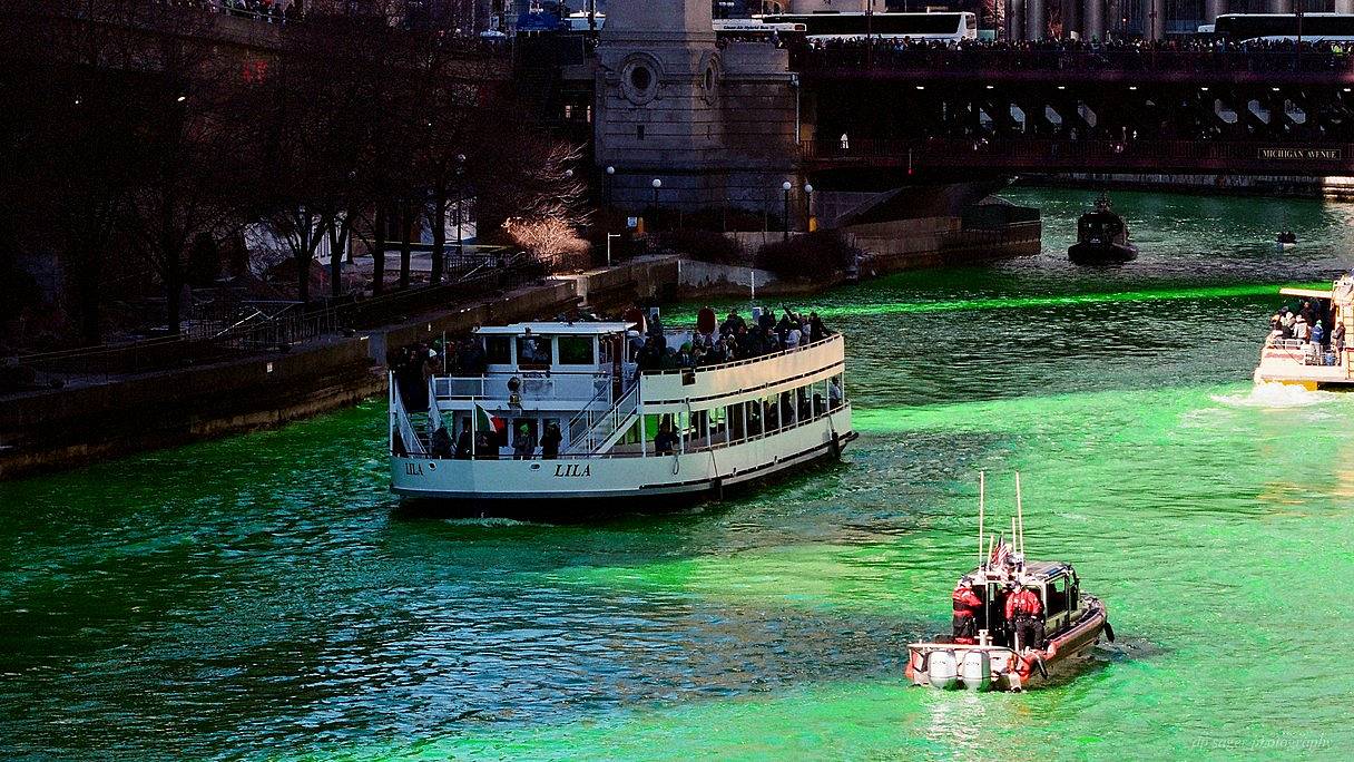 ‌芝加哥河（Chicago River） 是一条贯穿城市的河流与运河系统。 芝加哥河滨步道（Chicago Riverwalk）  是一条沿河南岸而建的步行道，从密歇根湖一直延伸到湖街，全长约 2 公里（1.25 英里）。可以参加一次建筑导览游，换个角度看看这座城市。有个趣闻：每年三月圣帕特里克节（St. Patrick's Day），整条河都会被染成绿色来庆祝。不妨试试用高 ISO 胶卷，比如 ISO 400 或 800 的卷，把周围的色彩都收进画面里。( Photo by paulsager)