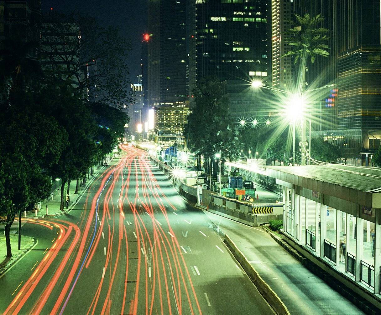 Sudirman-Thamrin 是雅加达最主要的商业区之一，为这座城市不断崛起的天际线贡献了重要力量——这里林立的高楼中入驻了数百家企业。而每当夜幕降临，活力四射的酒吧与俱乐部便将这里转变为青春洋溢的夜生活枢纽。(Photo by stefankarelyang )