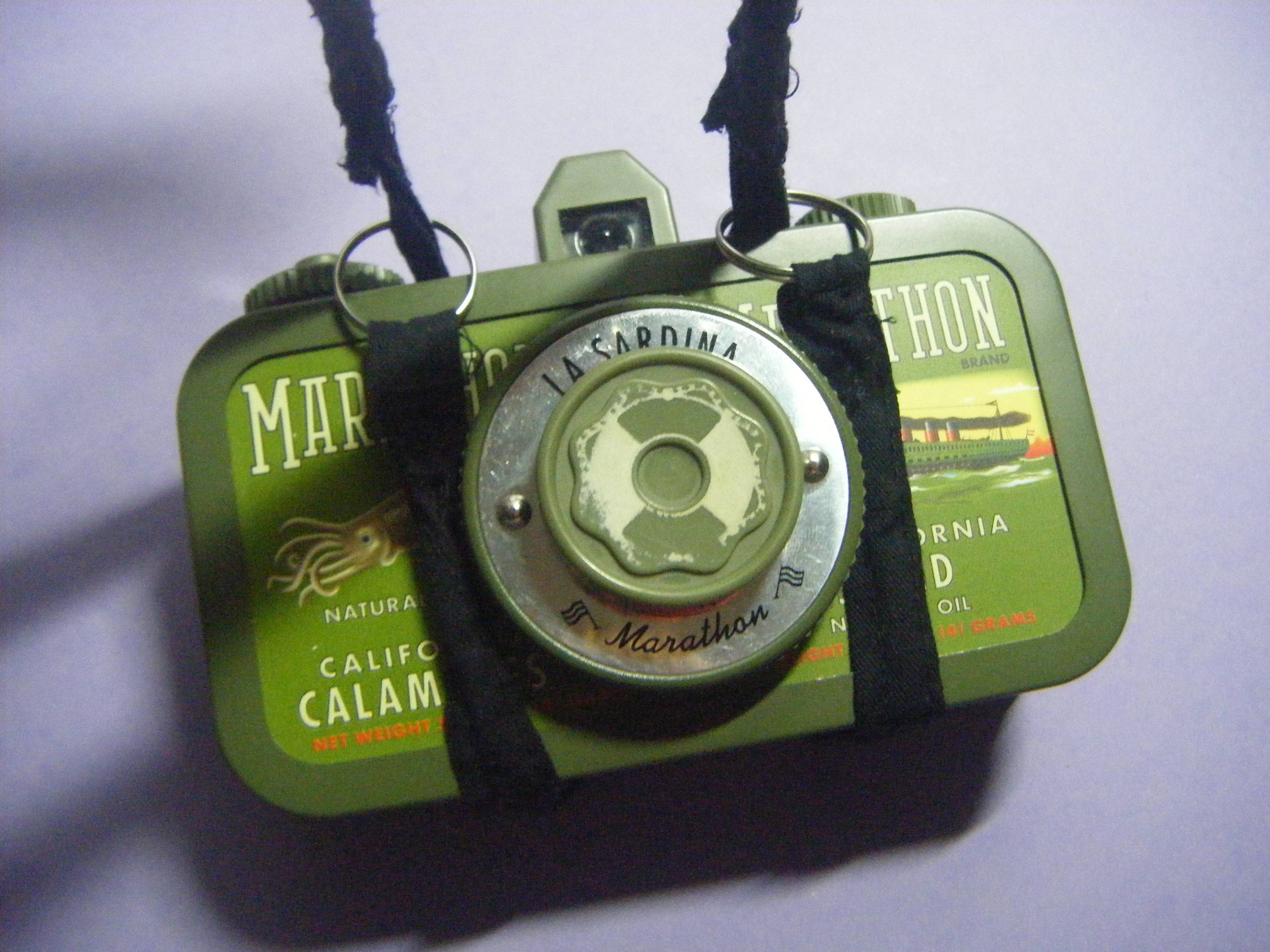 La Sardinaにストラップをつけよう！ · Lomography