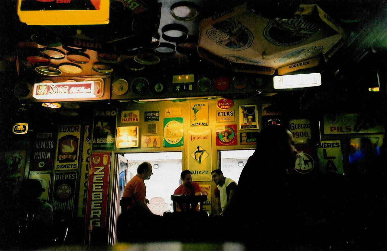 在布鲁塞尔市中心游览时，不妨来 Delirium Café 歇歇脚。这家咖啡馆曾获吉尼斯世界纪录认证，收录了超过 2000 个啤酒品牌，如今仍保持着极具规模的啤酒选择。这里的氛围本身就是最好的旅行纪念，记得带上 LomoApparat 相机，记录下所有欢乐瞬间！(Photo by mnagare )