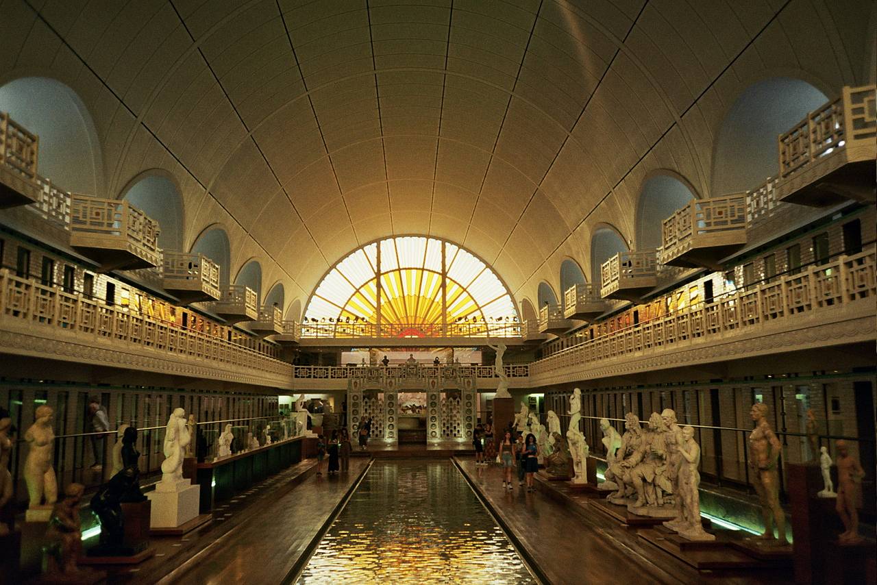 在旧泳池里建博物馆？没错， La Piscine 正如它的名字般酷炫。这座装饰艺术风格（Art Deco）的瑰宝展出雕塑、绘画与纺织品，所有展品围绕一个明亮的水池陈列，艺术品的倒影如梦似幻。光线折射、瓷砖生辉，对称之美无处不在。(Photo by lsebrb )