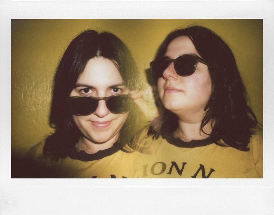 由 Ben Fraternale 使用 Lomo'Instant Wide Glass 拍摄，画面中人物：Laura Blasey、Lauren Fraternale 和 Michael King
