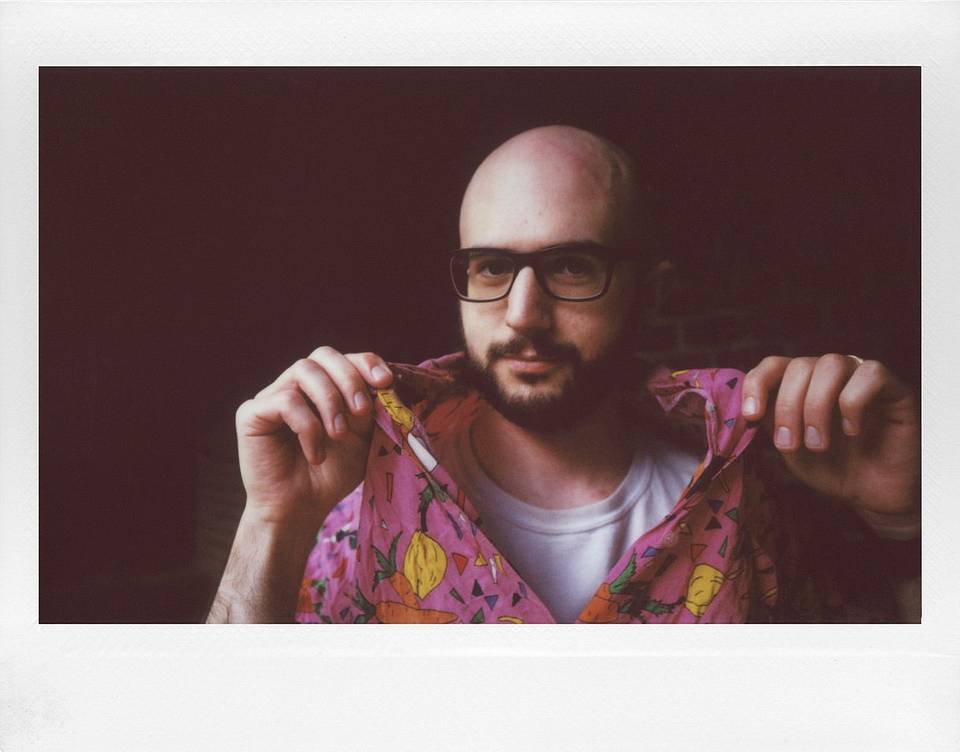 由 Ben Fraternale 使用 Lomo'Instant Wide Glass 拍摄，画面中人物：Laura Blasey、Lauren Fraternale 和 Michael King