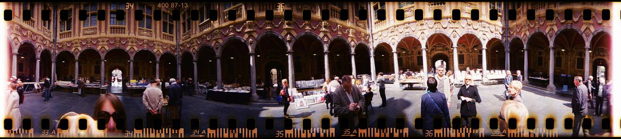 旧证券交易所（Vieille Bourse） 坐落于 Grand Place 与 Place du Théâtre 之间，这里有摆摊的书商、对弈的棋手，动静间透着一种宁静的魔力。抬头仰望，拱廊与彩绘天花板美不胜收。不妨用 Lomo'Instant Wide 宽幅拍立得相机搭配黑白拍立得拍摄，以永恒的方式定格其细节之美。(Photo by sweetynanie )