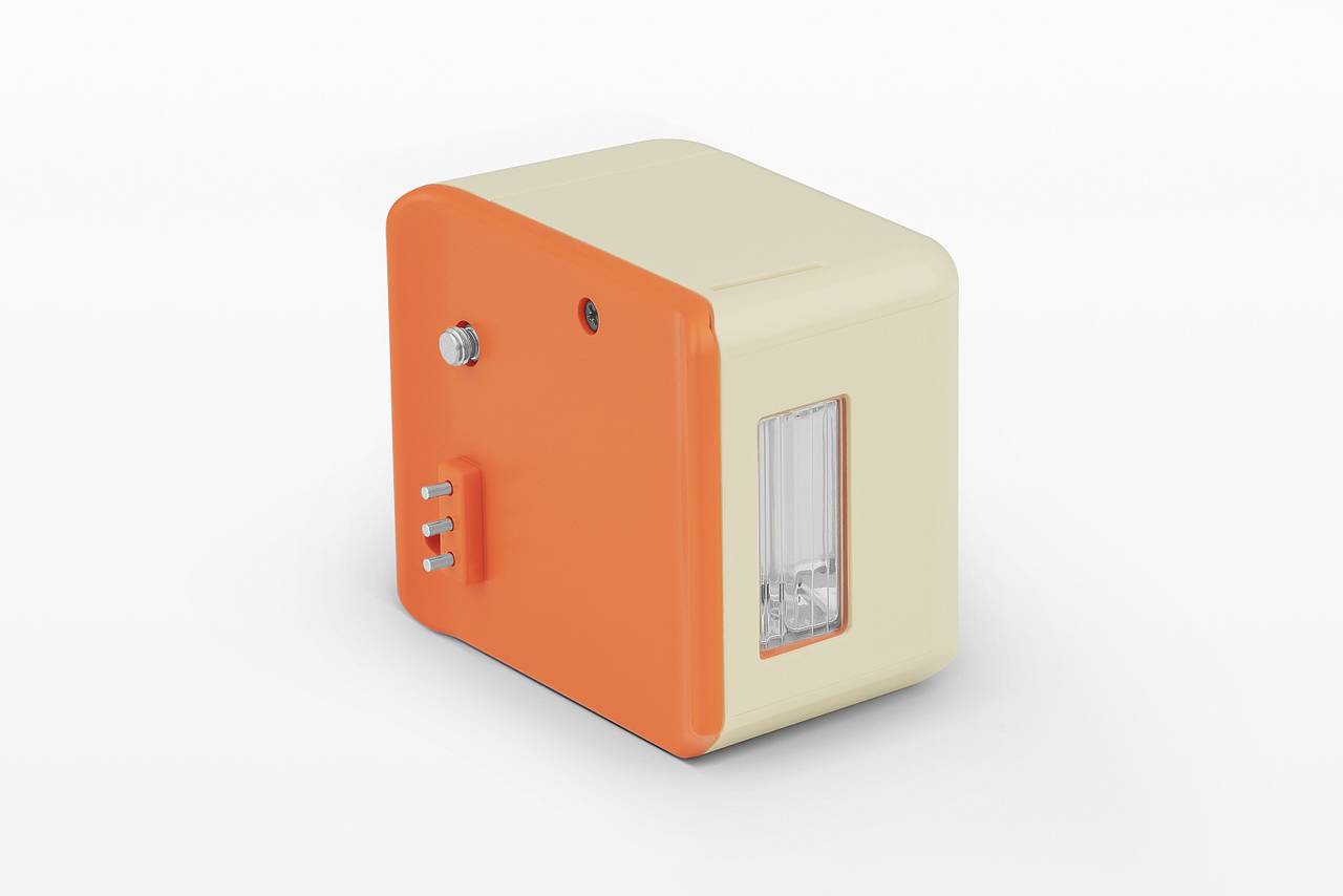 Light up the night with the detachable flash featuring day and night modes.