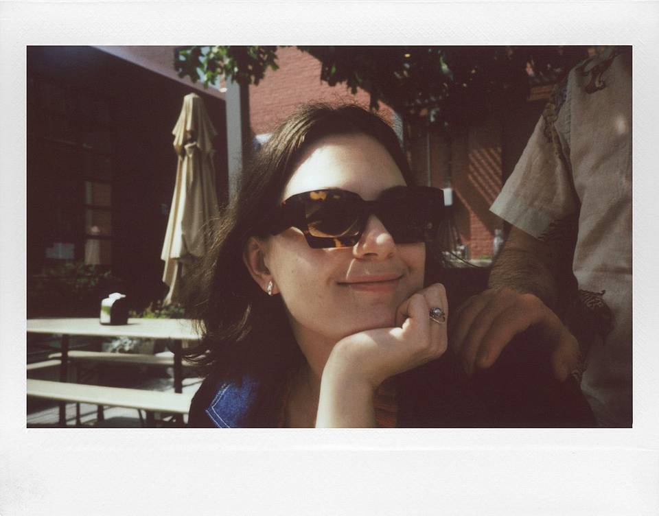 由 Ben Fraternale 使用 Lomo'Instant Wide Glass 拍摄，画面中人物：Laura Blasey、Lauren Fraternale 和 Michael King