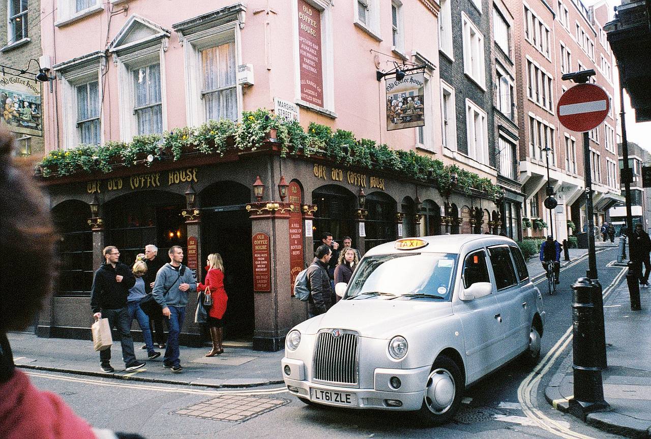 卡纳比街（Carnaby St） ，这条曾以“摇摆六十年代”文化中心闻名的传奇街区，至今仍是伦敦购物狂欢的必访之地，更是街拍与人像摄影的好地方。附近的京利大院（Kingly Court）更是不容错过——这座造型独特的三层建筑，环绕着中央露天庭院，满是各色餐厅与咖啡馆。（Photo by koduckgirl ）