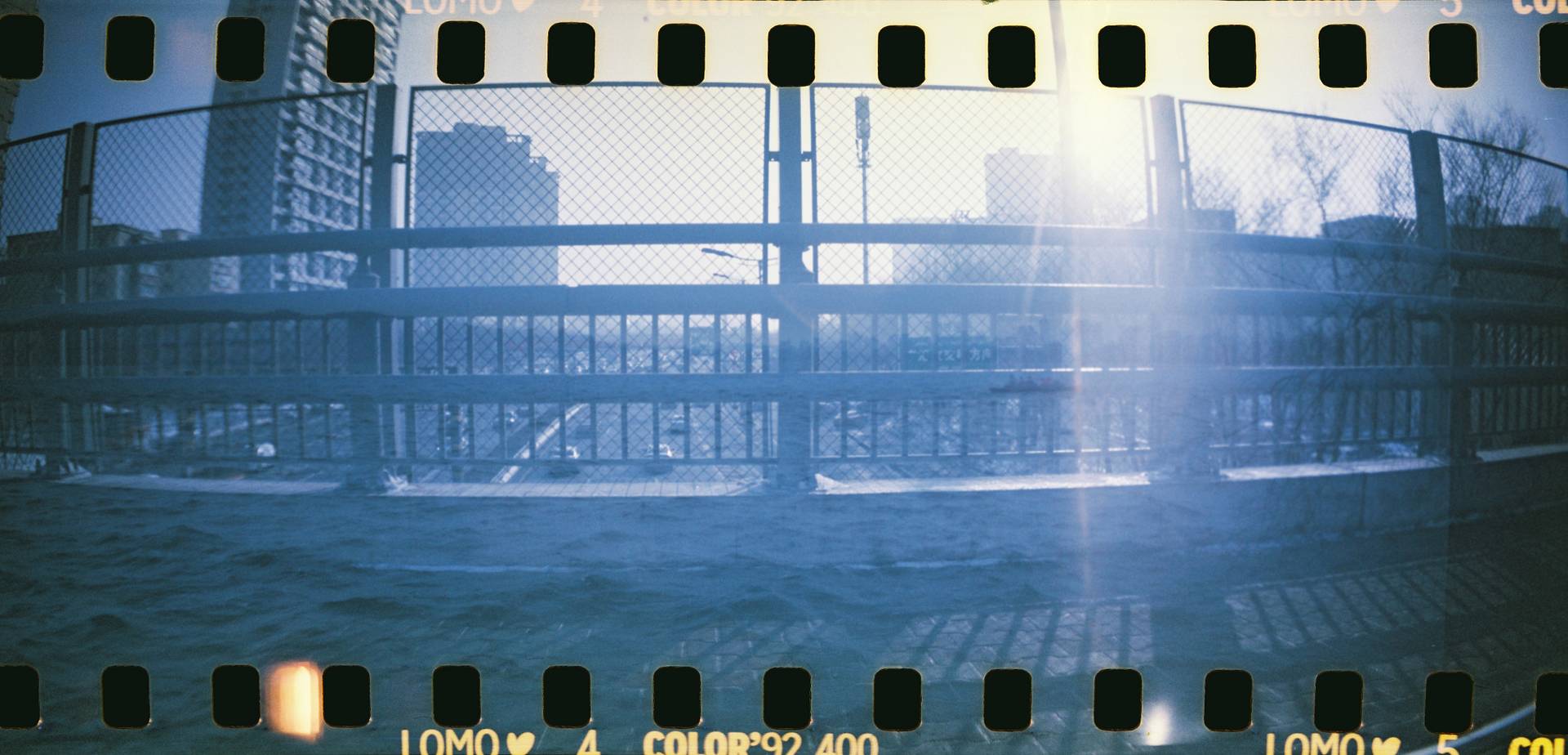 © 会拍照的魔法师 & Nico | 共同使用 Sprocket Rocket 齿孔火箭 135 胶片相机  与LomoChrome Color '92 ISO 400 135 彩色负片 拍摄