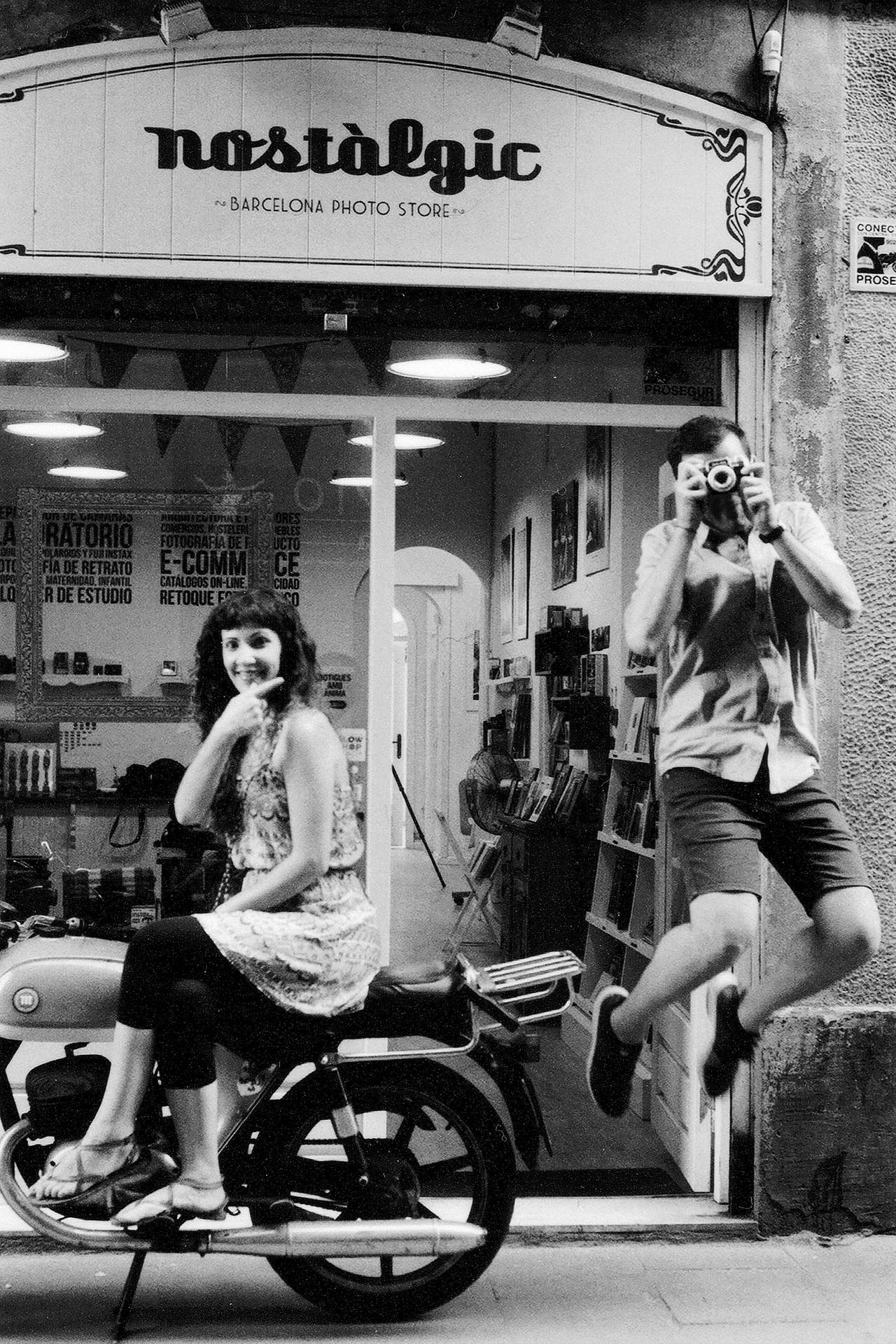 Nostàlgic 胶片相机店 位于 Carrer de Goya 街，这家本地相机店有售 Lomography 相机、胶卷与镜头，并提供冲洗服务。（Photo by Angélica Rueda）