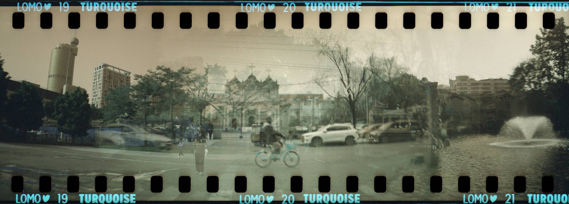 © 不做画图仔的麦仔 & 会发光的金色手表 | 共同使用 Sprocket Rocket 齿孔火箭 135 胶片相机  与 “LomoChrome Turquoise XR 100-400 135 绿松石胶卷”：https://www.lomography.cn/products/f136tq1/ 拍摄