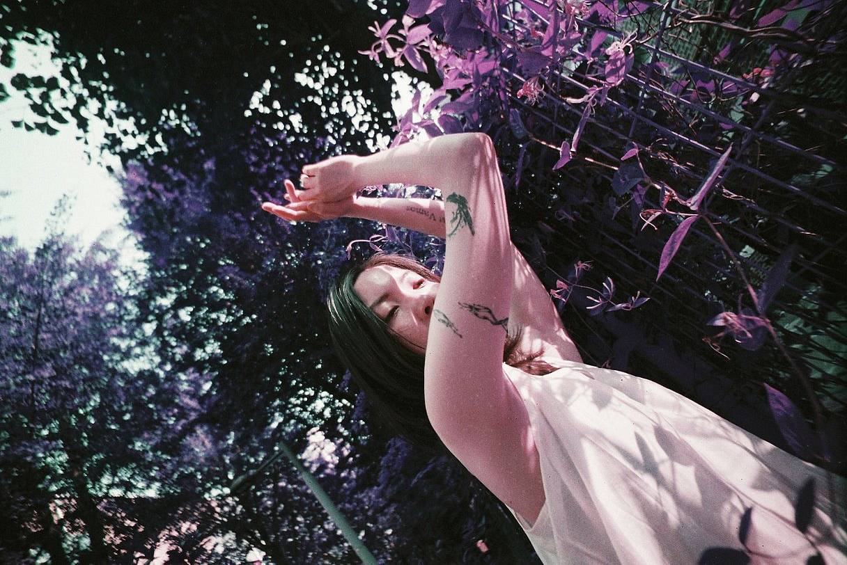 © Jiun | Lomo LC-Wide 广角胶片相机 | LomoChrome Purple ISO 100–400 135 紫调负片－ Pétillant 汽泡特別版 | Model: Hae-ro Kang