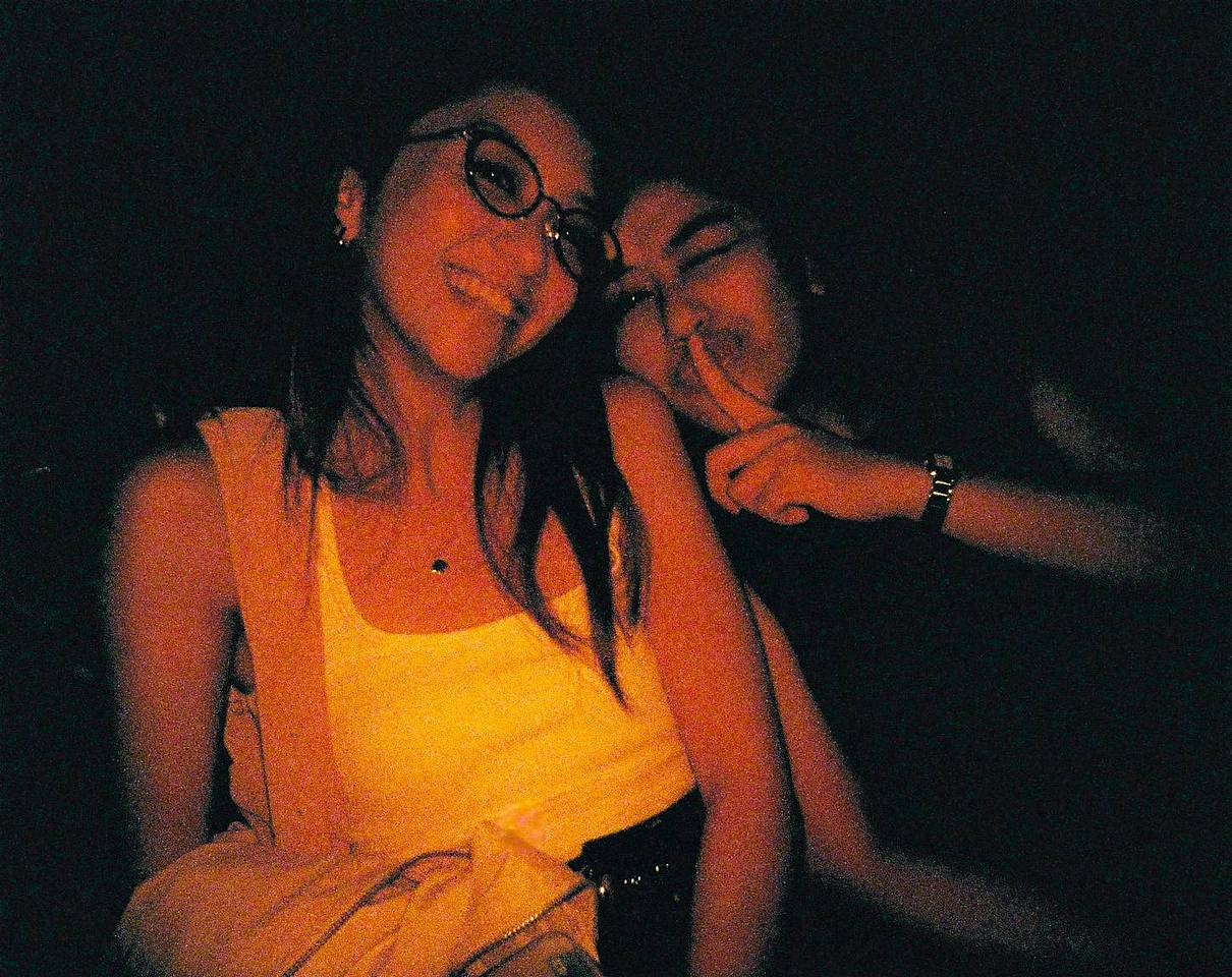 Credits: Gaebriele Gutierrez & Nate Soriano | 使用 Simple Use 拍拍乐半格畅拍胶片相机 搭配 "Lomography Redscale XR ISO 50–200 135 红调负片胶卷“:https://item.jd.com/10120852401414.html 拍摄