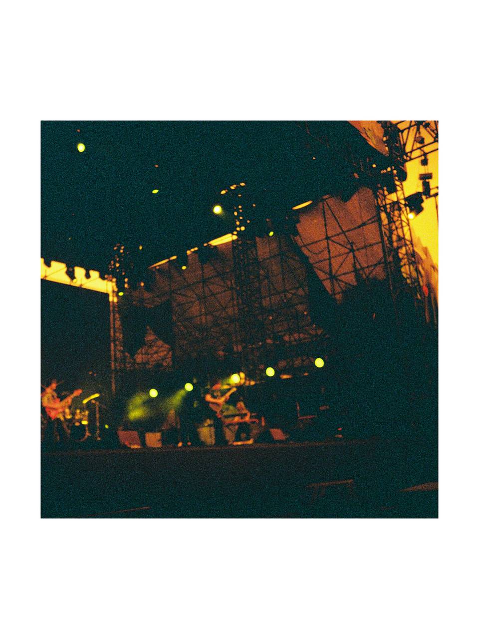 © 拳， 春游音乐节 | 使用 Lomo MC-A 135 全自动随拍胶片相机 &amp; Lomography Redscale XR ISO 50-200 135 红调负片胶卷 拍摄