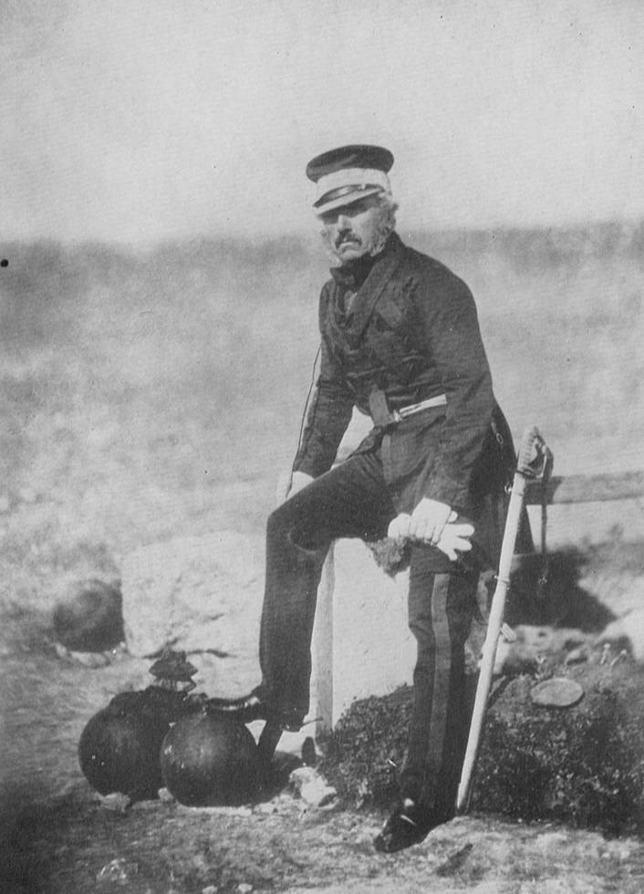左图：1864 年美国内战中的伤兵 ——Mathew B. Brady 摄，via Wikimedia Commons | 右图：1855 年克里米亚战争中的士兵 ——Roger Fenton 摄，via Wikimedia Commons