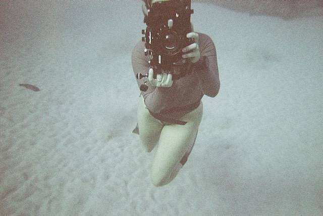 Katharine Kollman 使用 Simple Use 易拍胶片相机和专用潜水壳 ，搭配  LomoChrome Metropolis ISO 100–400 135 大都会胶卷 拍摄的照片