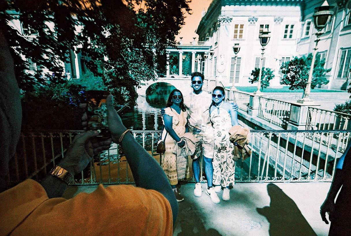 Łazienki 皇家公园 很可能是生活在华沙或来华沙旅行的 Lomographers 最喜欢的一个公园。这座气势恢宏的皇家浴场公园拥有古典主义风格的建筑，还有孔雀，这些羽毛光鲜的模特儿，常常在我们社群成员面前摆出各种迷人的姿势。如果你在五月到九月间到访华沙，千万别错过著名的肖邦音乐会。这些露天的免费演出，汇集了本地及国际音乐家，吸引了大批音乐爱好者和想捡个便宜的人。Photo by tall_bastard