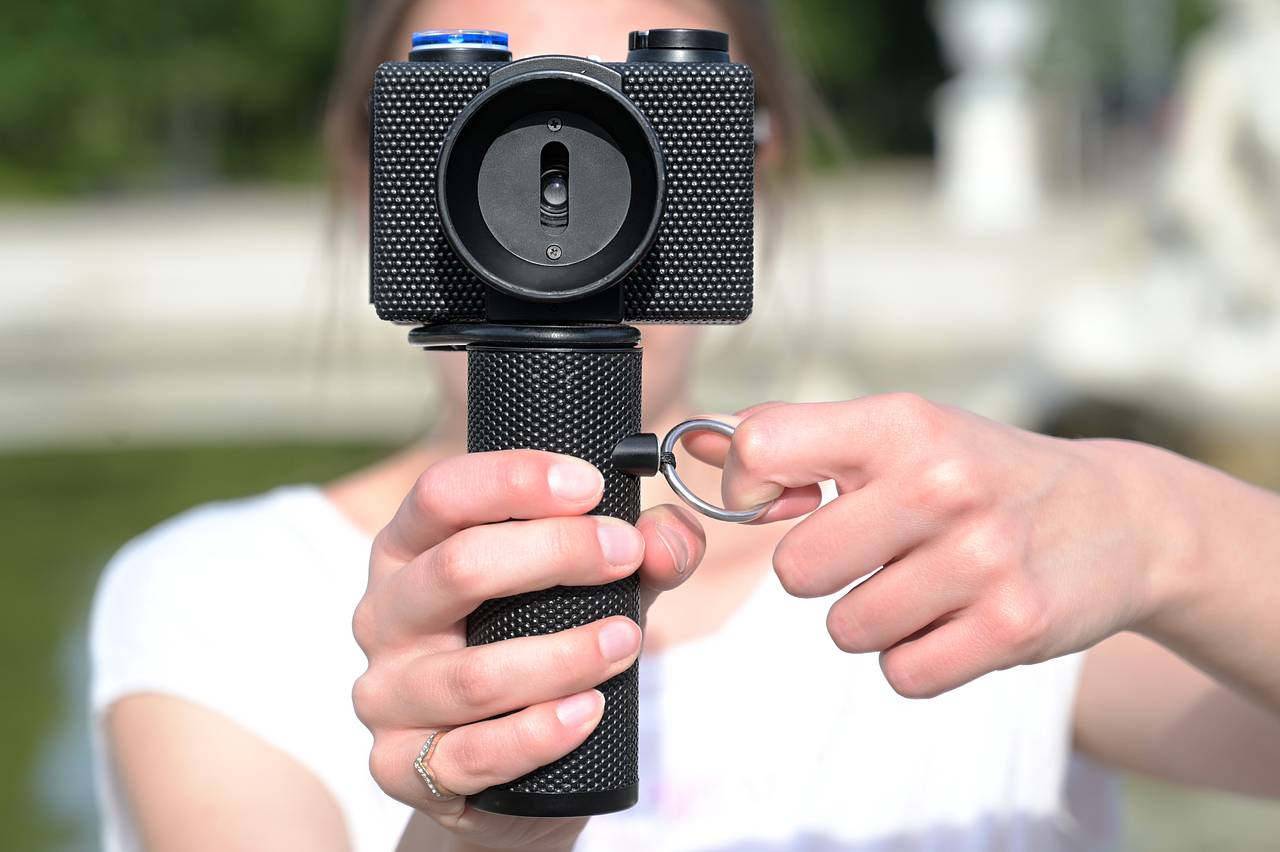 Easy as one, two, three. Take the Spinner 360° in one hand, pull the cord with the other and release it – in a split second this 35 mm analogue camera will spin 360° around its own axis and record everything around you.