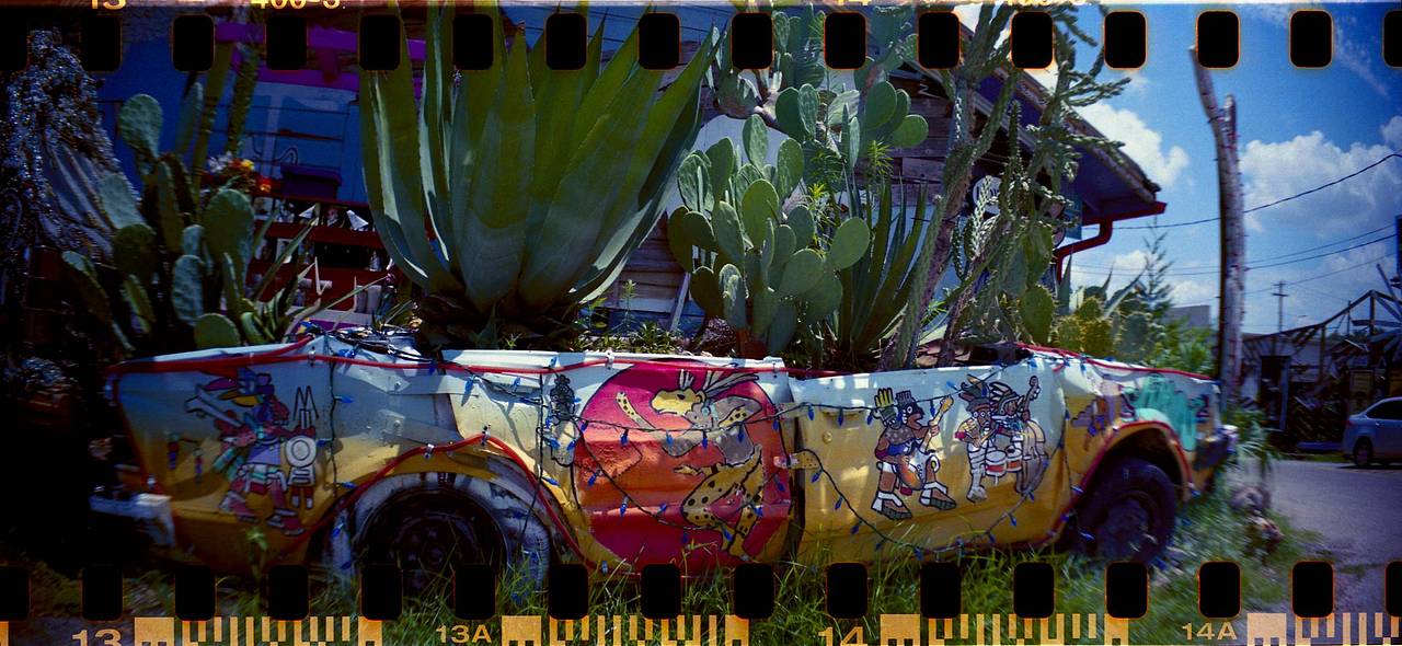 Austin Camera & Imaging 是一家位于奥斯汀市中心的家族式胶片店，可以在这里买到 Lomography 胶卷、相机，以及其他你需要的胶片相关产品。你也可以把拍完的胶卷留在店里冲洗和扫描，然后继续去逛这座城市。(Photo by cpskee )