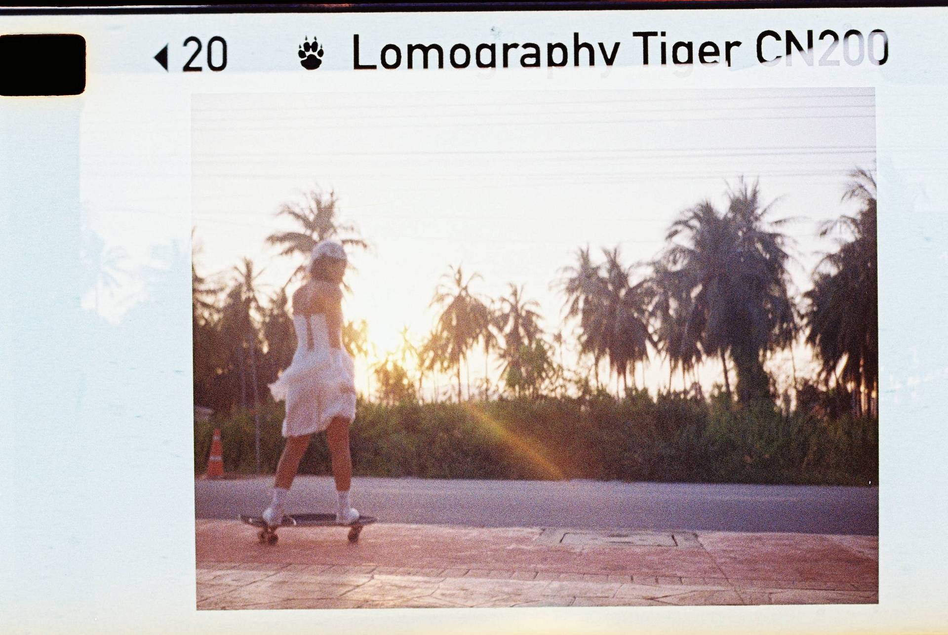 照片由 Film Full Photo 拍摄｜使用 Lomomatic 110 自动玻璃镜头胶片相机连闪光灯 & Lomography Tiger CN ISO 200 110 彩色负片胶卷