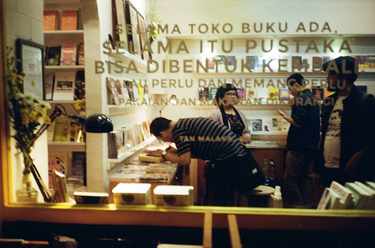 Pasar Santa 或者 Santa Modern Market 兼具传统与现代风格。自翻新后，Pasar Santa 开始广受大众关注——这里有许多有意思的店铺，包括我们的合作伙伴 Fine Grain！你也可以逛逛这里的书店。带上你的 Lomomatic 110 自动玻璃镜头胶片相机，开启这场探险吧！(Photo by armandioalif )