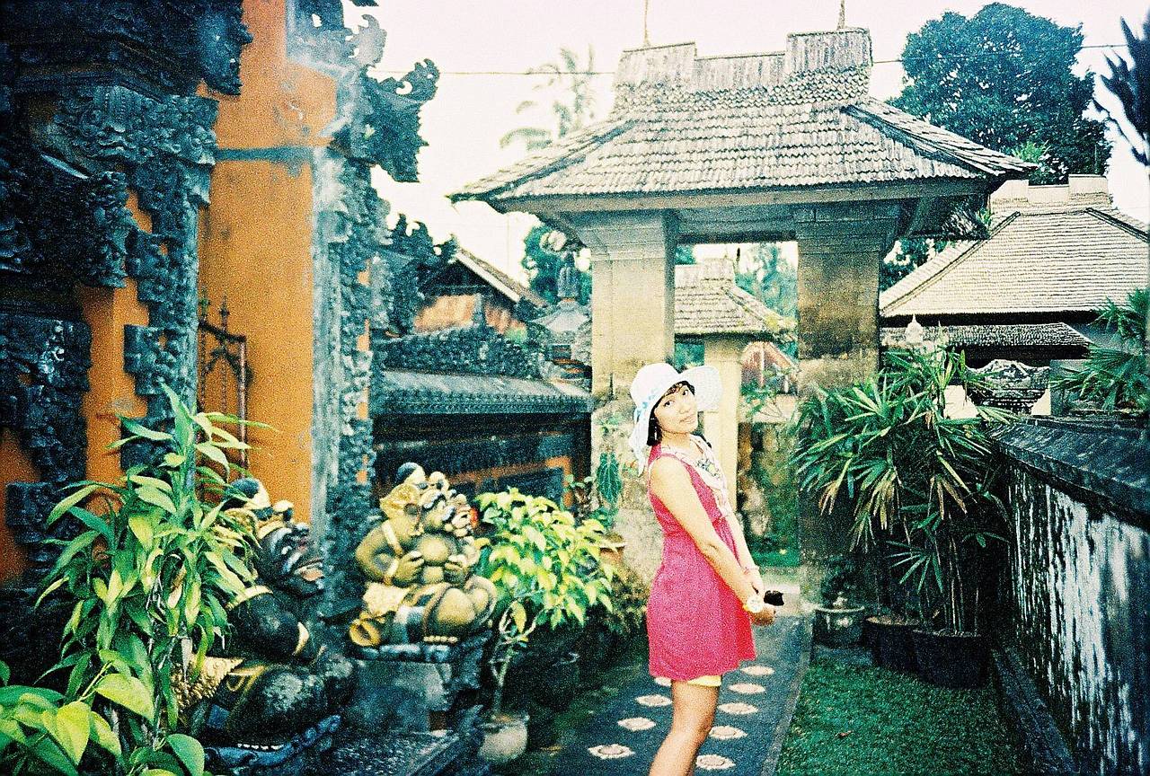 Penglipuran 村 是一个传统的巴厘岛村落，氛围宁静祥和，这里售卖本地手工艺品和特产，还提供民宿住宿。带上  Lomo LC-A 120 胶片相机 ，定格这个美丽村落的每一处景致吧。(Photo by kuryzu)
