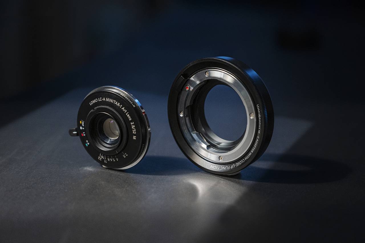 可以直接在 Leica M 卡口相机上使用 － 另外也可以在线上商店购买转接环，在全画幅微单数码及胶片相机上使用。