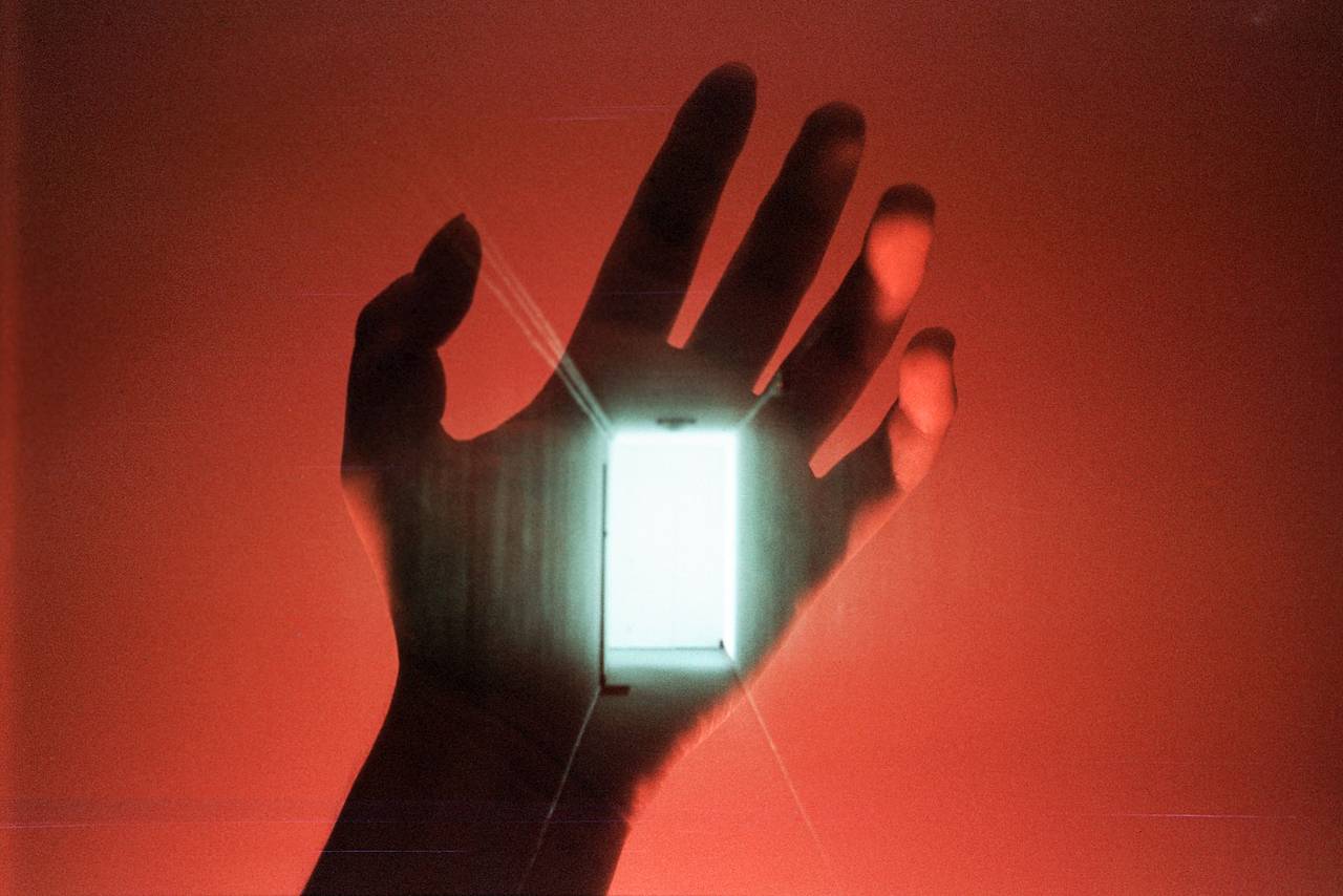 鲜明的红调色彩 － LomoChrome Metropolis 大都会胶卷让画面中的红调色彩更为突出。