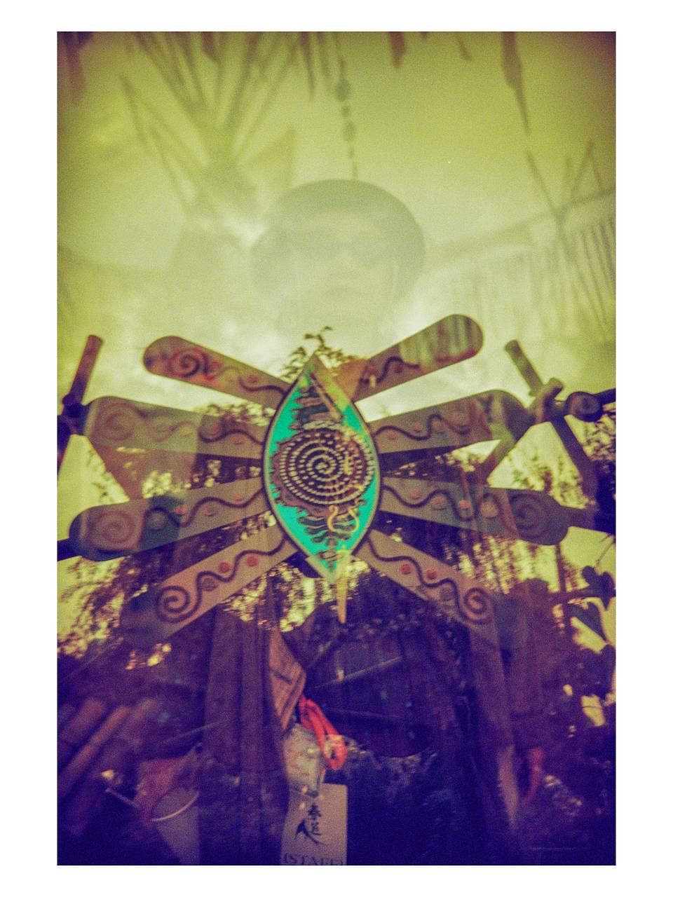 © 拳， 春游音乐节 | 使用 Lomo MC-A 135 全自动随拍胶片相机 &amp; Lomography Redscale XR ISO 50-200 135 红调负片胶卷 拍摄