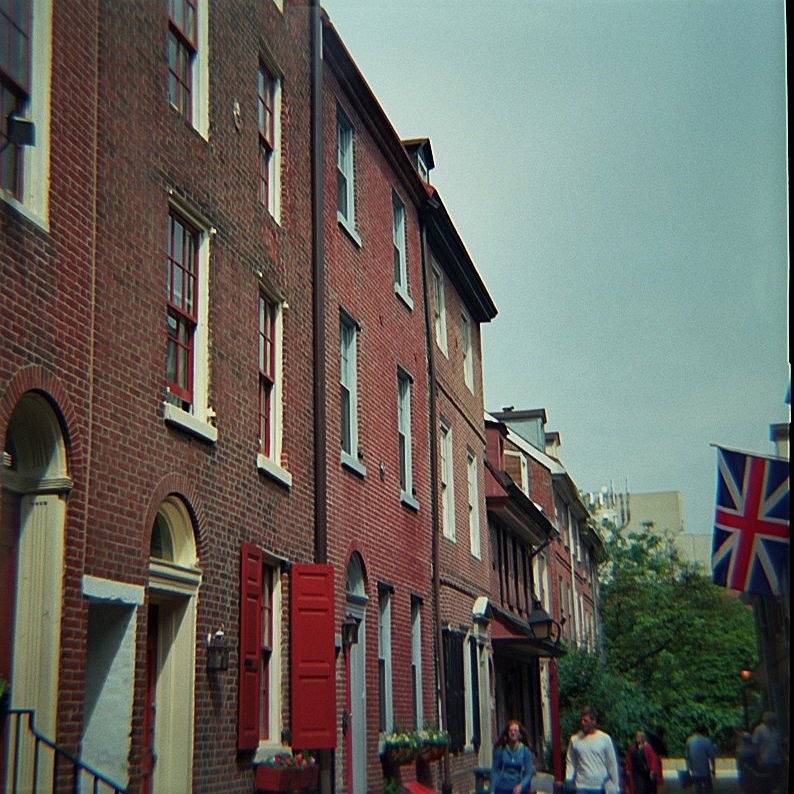 老城区的 Elfreth’s Alley 是美国最古老的有人居住的街道，历史可追溯至 1716 年。其中几栋房屋已改建成博物馆，展示殖民时期的生活风貌。这里的建筑非常适合用 Lomo LC-A 广角胶片相机进行广角拍摄，以捕捉这条长长的街道。 (Photo by pjama114 )