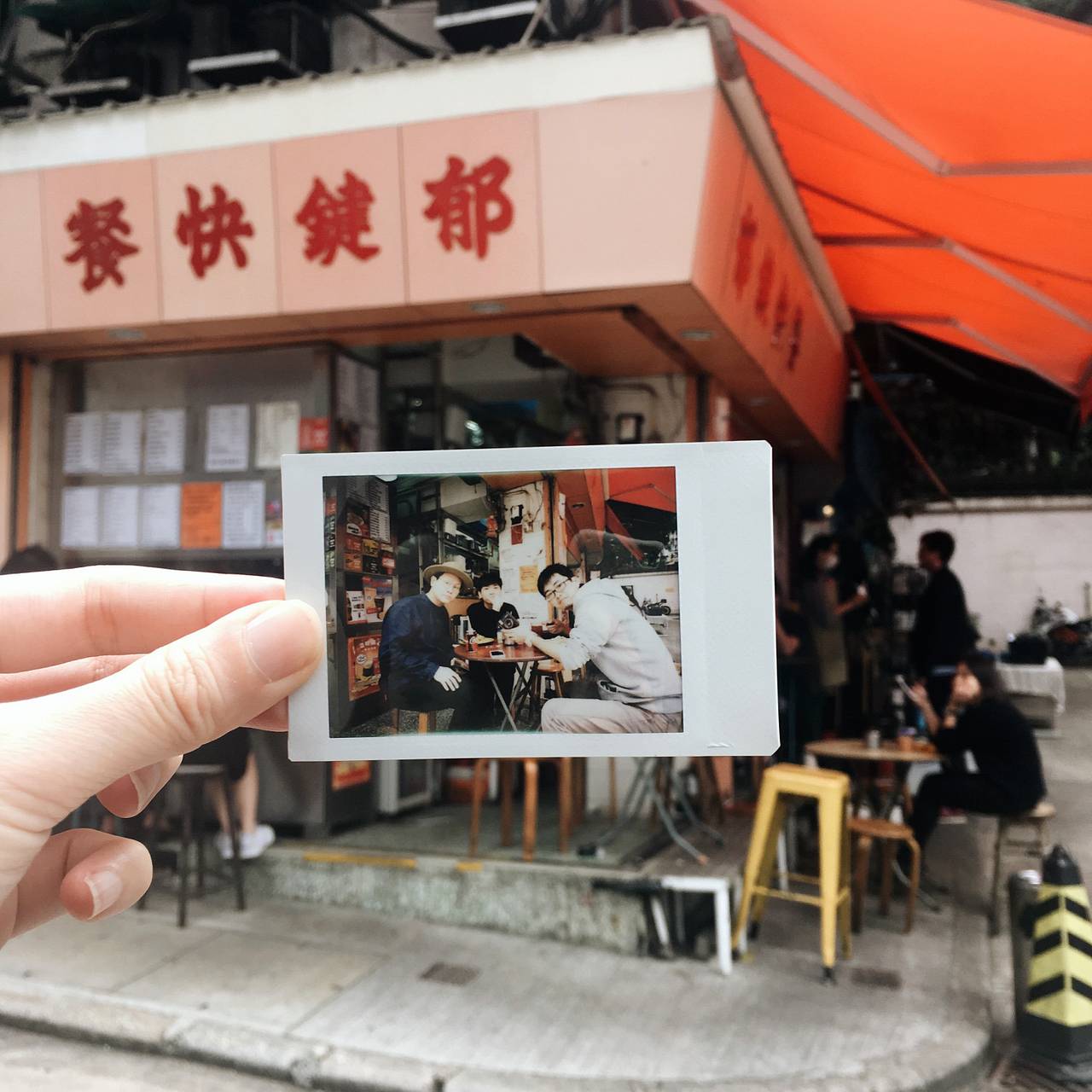 Hold the magic of instant photography in your hands within seconds. Nothing beats a bit of instant photographic gratification – no labs or development required!