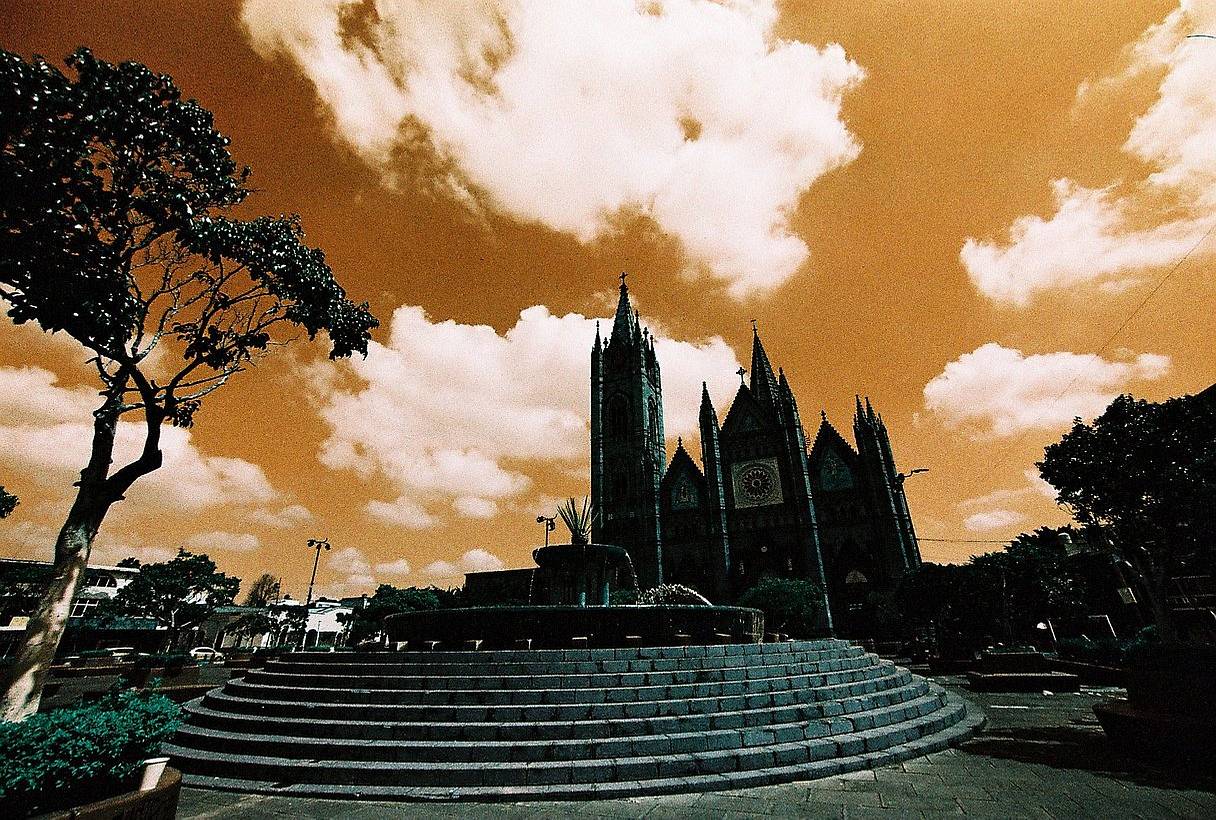 圣礼圣殿（Templo Expiatorio del Santísimo Sacramento） 是一座新哥特式的建筑瑰宝，当地人常在此聚集，时间也仿佛随之慢了下来。教堂内部，彩色玻璃窗透射出充满戏剧感的光影；而在室外，傍晚的广场随着街头美食和音乐而变得生动起来。这里是拍摄黄金时段人像和街头场景的必去之地——你会发现无数个让你按下快门的理由。(Photo by gerry_film_guy )