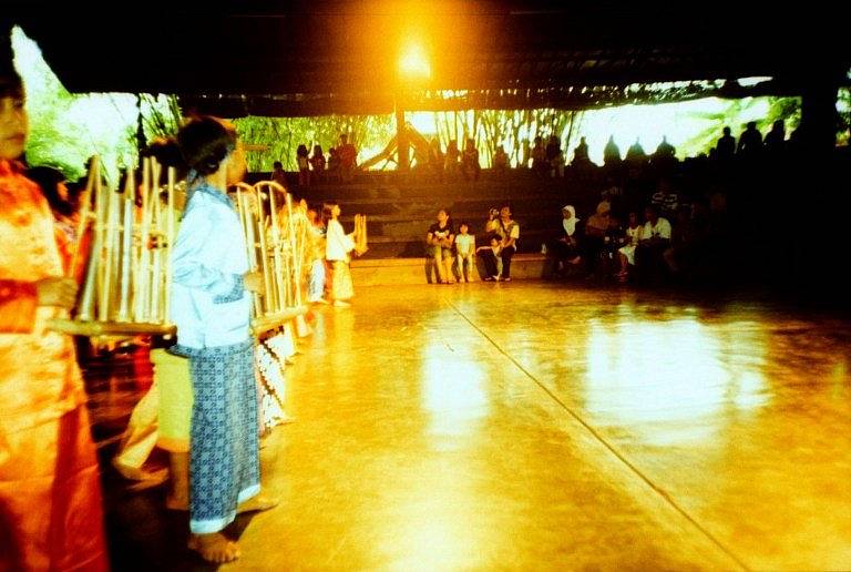 Saung Angklung Udjo 是万隆的文化教育中心，这里有特色表演、竹艺制作中心和各类工作坊。它致力于保护巽他文化 —— 尤其是印尼传统竹制乐器 “Angklung”，还为当地社区提供相关的文化教育和培训。带上你的胶片相机，记录下这段独特的文化体验吧！(Photo by adi_totp )