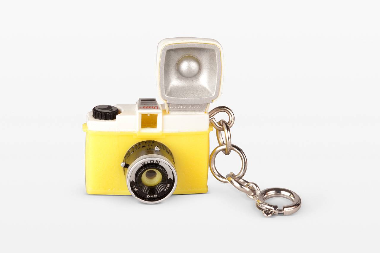 附赠 Lomography 20 Percent 相机挂件 － 附赠迷你可爱的 Lomo LC-A、Diana Pink 或 Diana Glow 20 Percent 相机挂件！