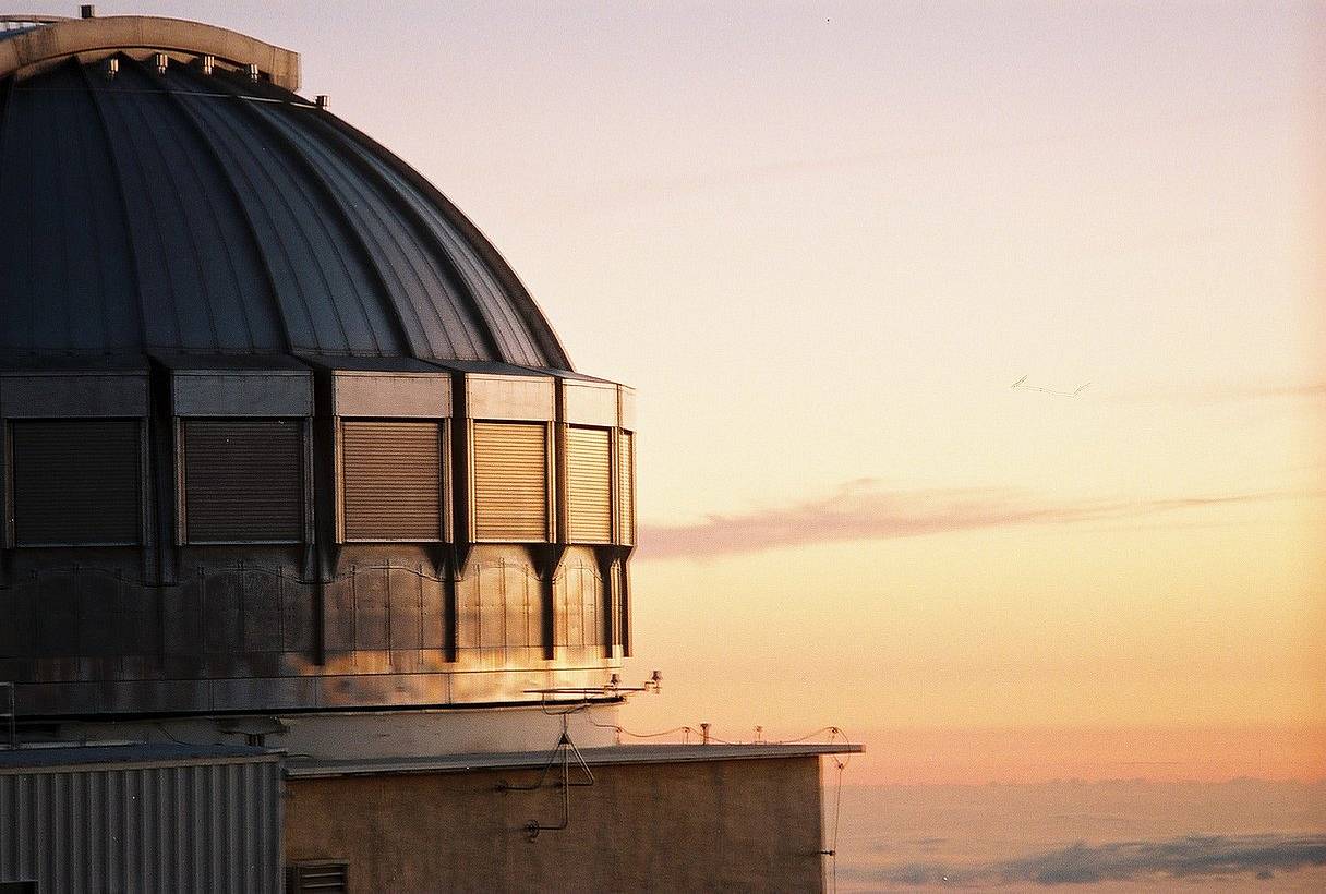 莫纳克亚山（Mauna Kea） 是夏威夷大岛五座火山之一，也是地球上从海床算起最高的山峰，高达 10,200 米（33,000 英尺）。山顶的莫纳克亚天文台配备 13 台工作望远镜。不妨在日出或日落时分，驱车前往山顶，欣赏壮丽的岛屿美景。趣味知识：冬季许多当地人甚至会带着滑雪板到山顶享受热带雪趣！（Photo by joshsjackson ）